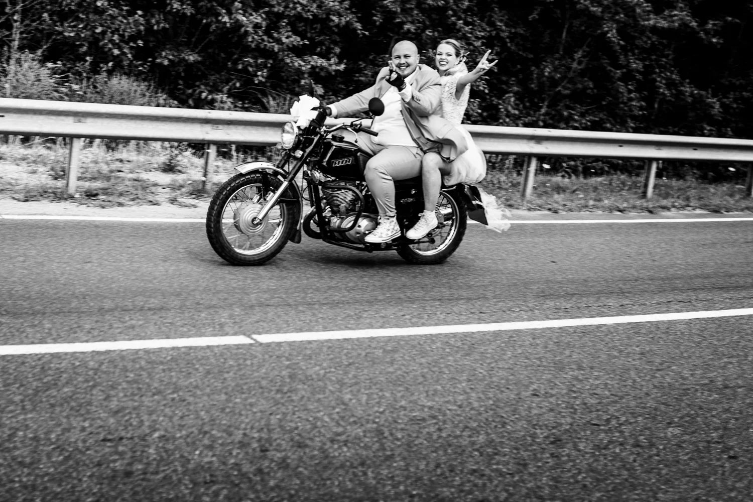 Jaunieji važiuoja motociklu, vestuviu nuotraukos, vestuvių fotografas