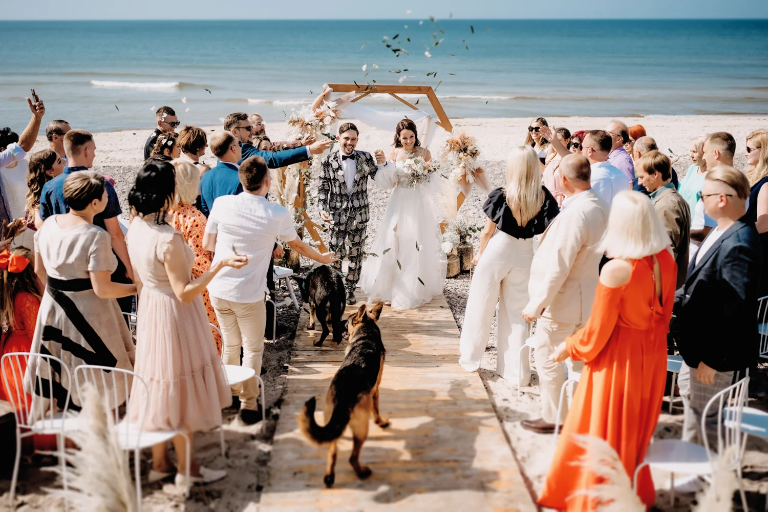 Reportažinė fotografija, vestuviu ceremonija prie jūros