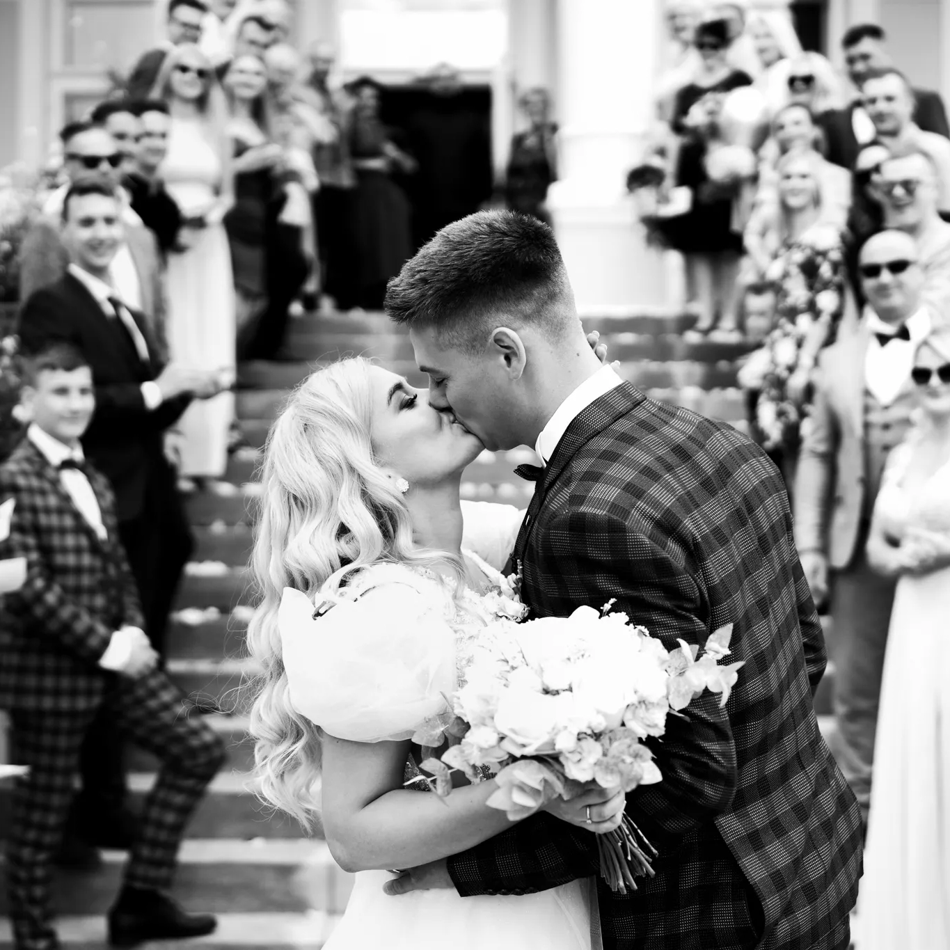 Vestuvių fotografo paslaugos, jaunųjų bučinys prie Druskininkų santuokų rūmų