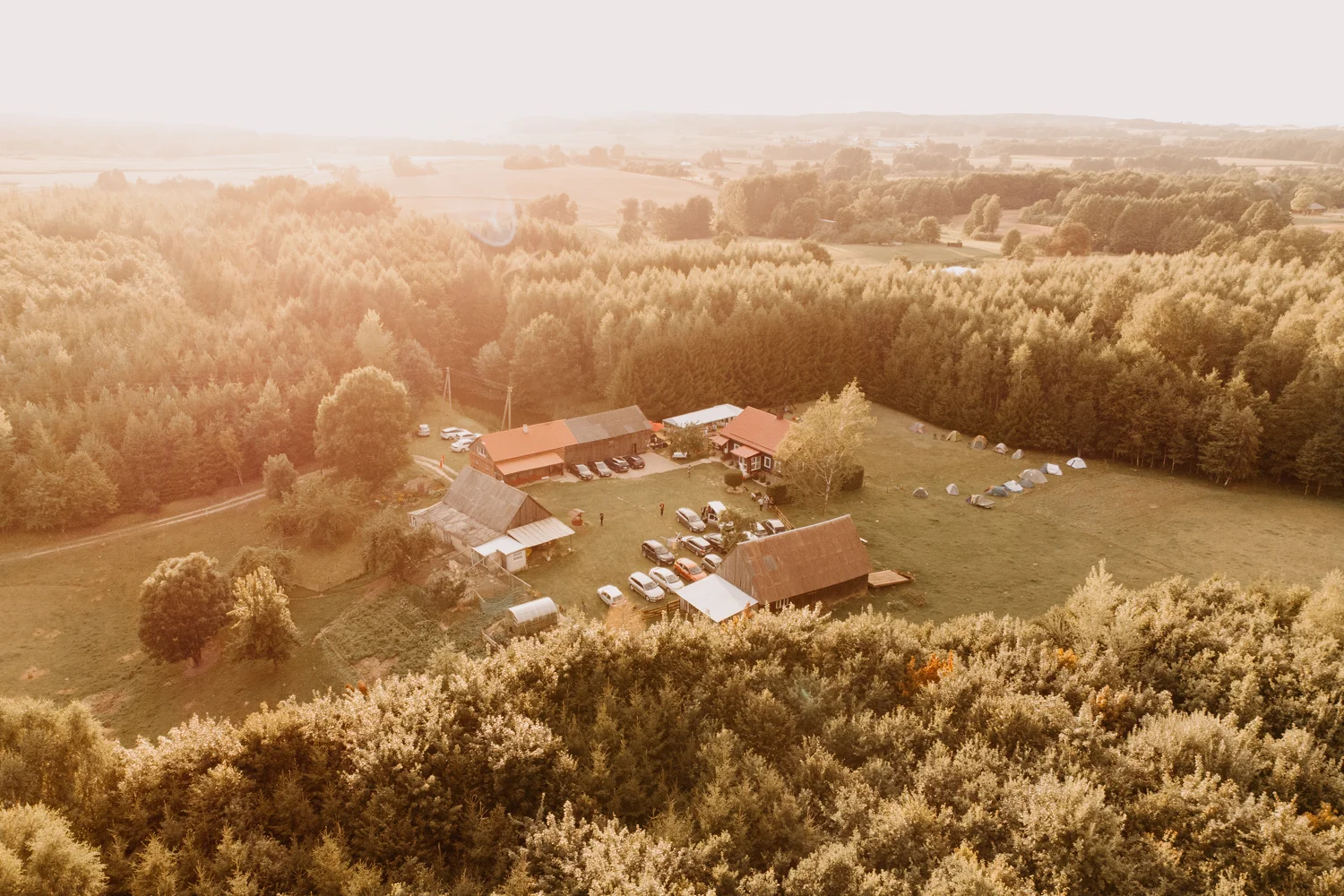 Netradicinės vestuvės lauke po atviru dangumi