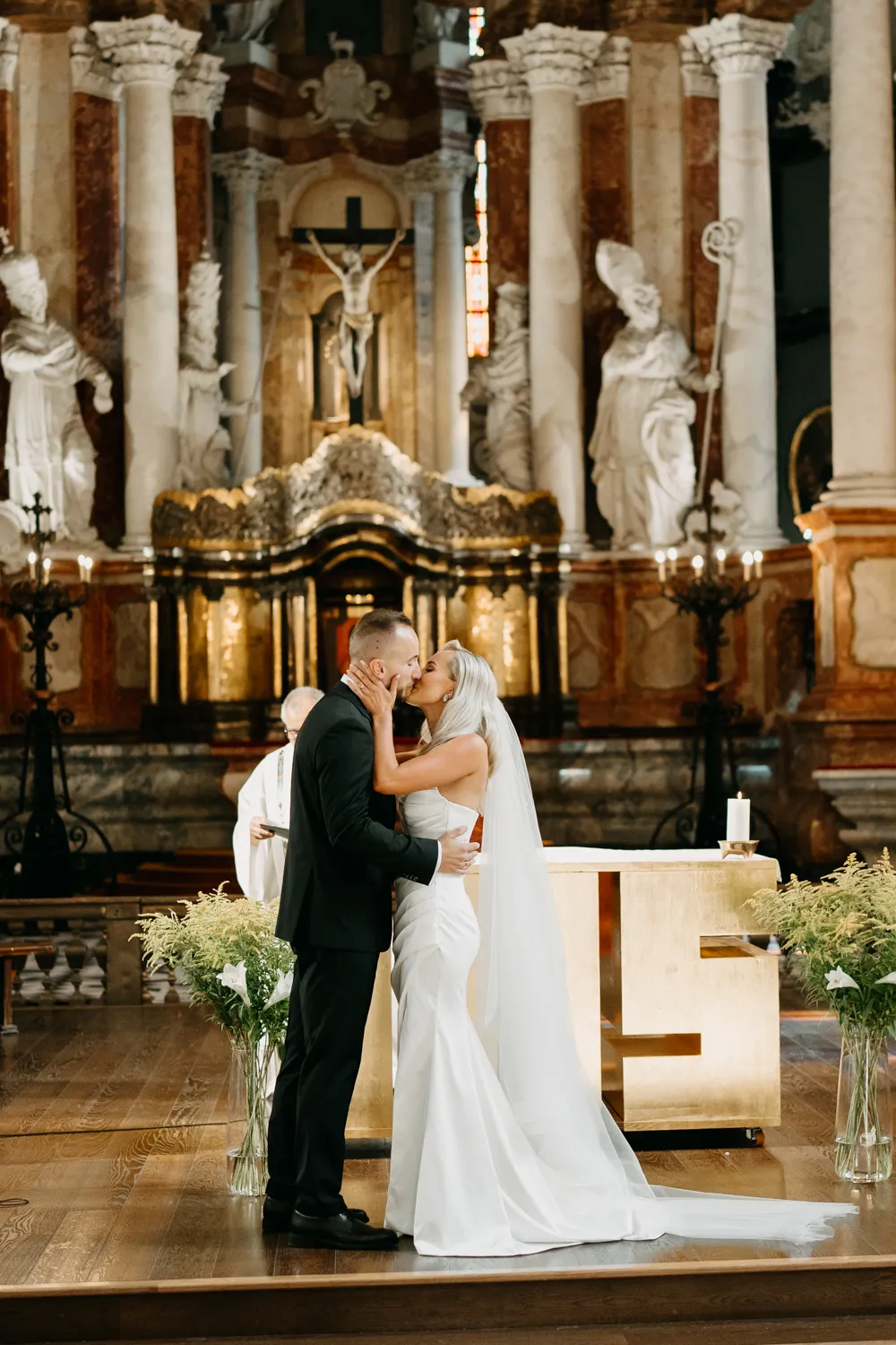 Pirmasis jaunųjų bučinys, vestuvių fotografai Vilniuje