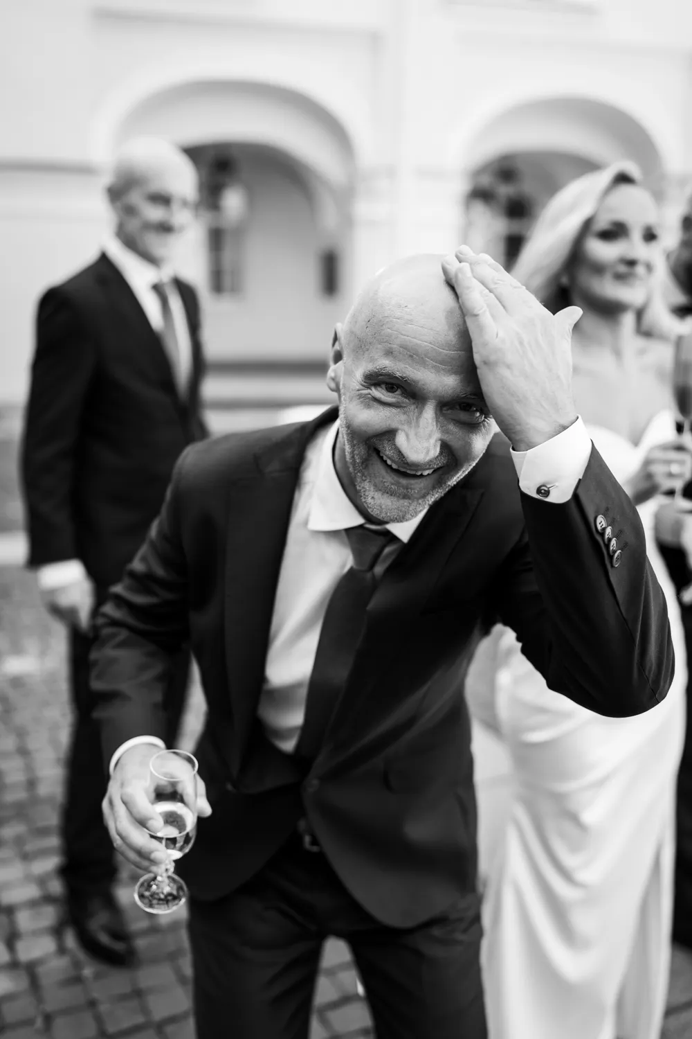 Jaunikio tėvas, vestuvių fotografai Vilniuje